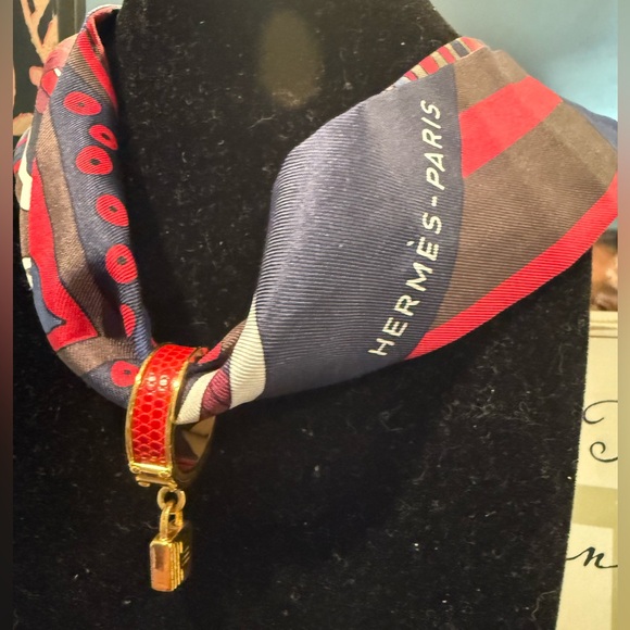 💯AUTHENTIC HERMES KELLY CADENA MOTIF SCARF RING W/BOX - SIZE 9.5 - Picture 2 of 14